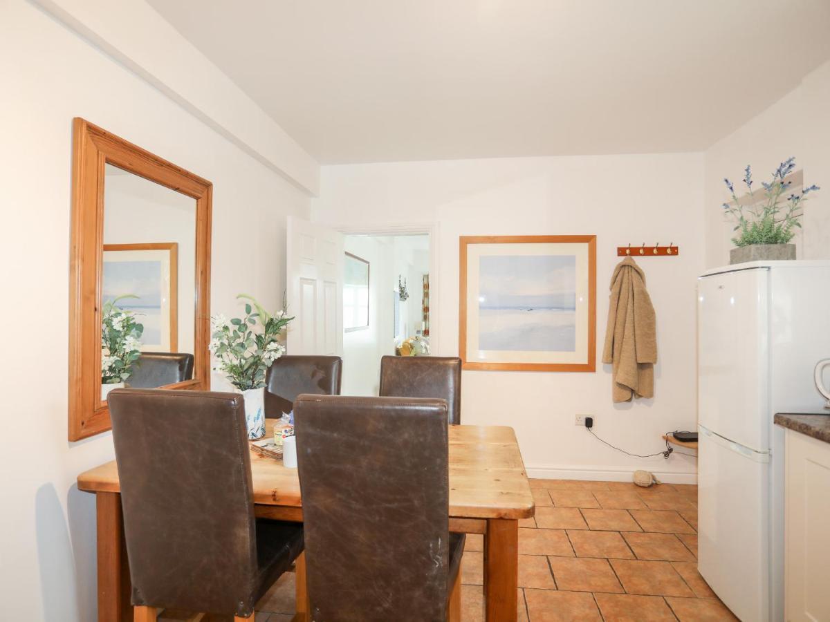 2 The Coach House Apartment Pentraeth Exterior photo